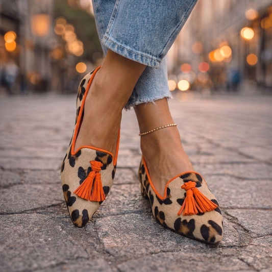 GIULIANA | Tasseled Motif Flat
